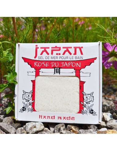 Un sel de bain artisanal à la rose japonaise.