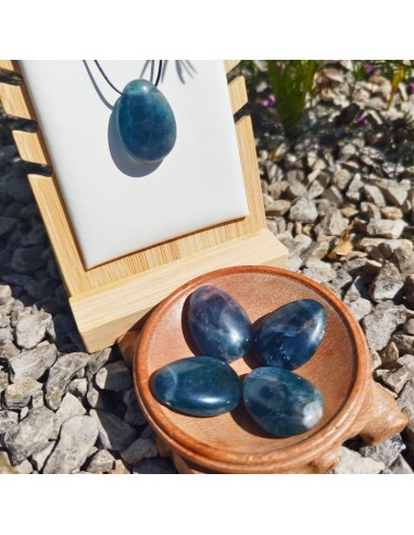 Une pierre percée en Fluorine bleue naturelle.