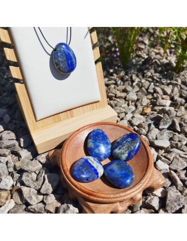 Une pierre percée en Lapis Lazuli naturel d’Afghanistan.