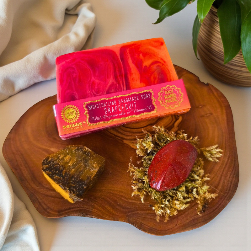 Savon artisanal pamplemousse, pierre brute naturelle oeil de tigre et pierre jaspe rouge Litho Terra sur support en bois naturel