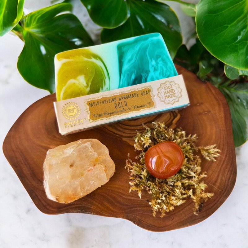 Savon artisana Gold avec pierre brute naturelle citrine et cornaline Litho Terra sur plateau en bois