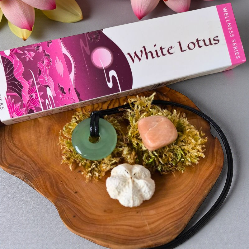 Encens Lotus blanc, pendentif donut aventurine verte et pierre de lune naturelle Litho Terra sur support en bois