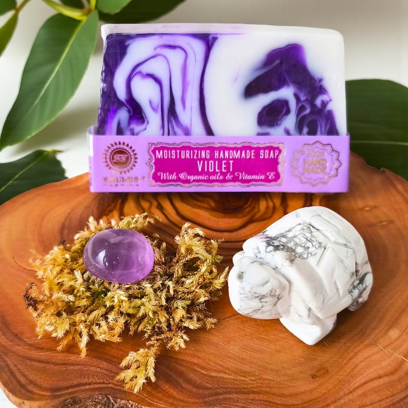 Savon artisanal &agrave; la violette, tortue en howlite blanche et pierre naturelle am&eacute;thyste apaisante Litho Terra sur plateau en bois