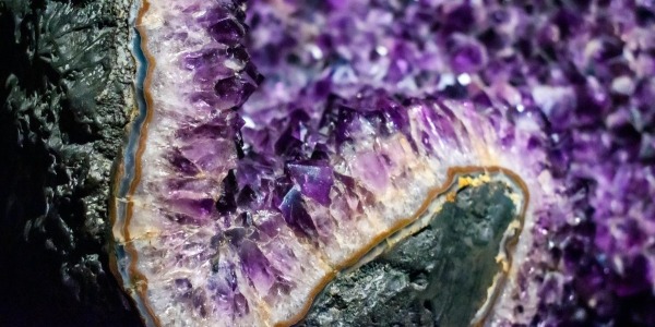 D’où viennent les pierres naturelles ? Comprendre leur origine et leur singularité