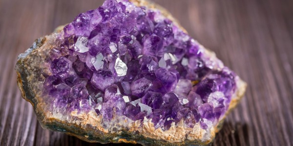 Améthyste : origine, vertus et usages d’une pierre de sagesse