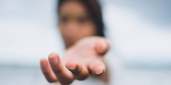 Offrir un objet : un geste ancien et universel