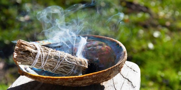 La fumigation, un geste ancien et universel